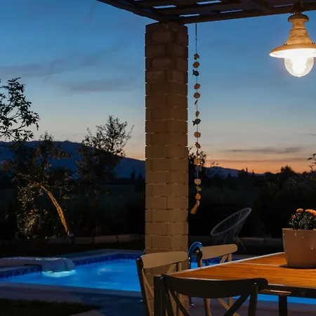 G&k, An Enchanting Secluded Retreat Villa Romírion