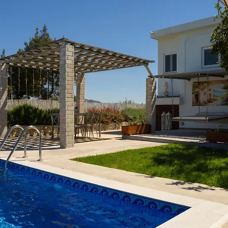 G&k, An Enchanting Secluded Retreat Villa *