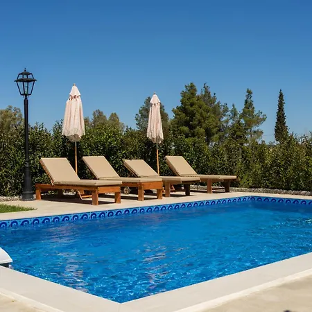 G&k, An Enchanting Secluded Retreat Villa Romírion