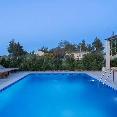 G&k, An Enchanting Secluded Retreat Villa *