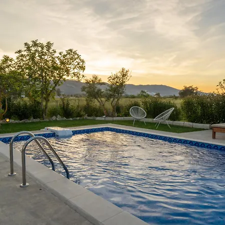 G&k, An Enchanting Secluded Retreat By Mindyourvilla