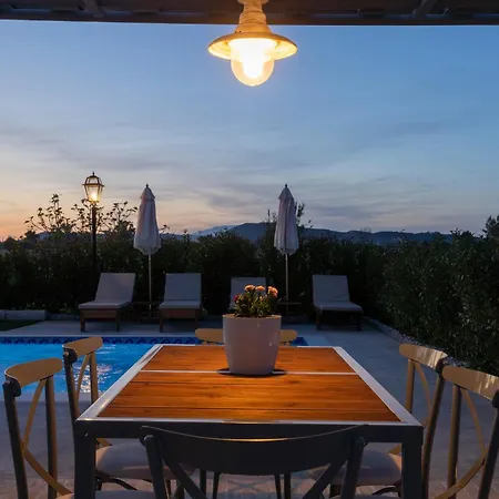G&k, An Enchanting Secluded Retreat Villa *