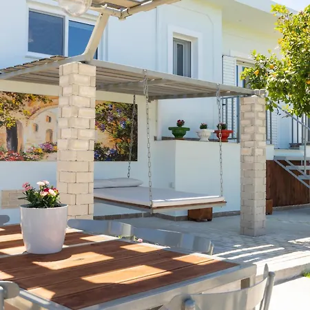G&k, An Enchanting Secluded Retreat Villa Romírion