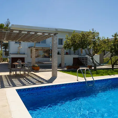 G&k, An Enchanting Secluded Retreat By Mindyourvilla * Romírion